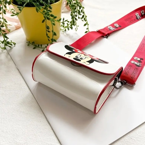 🎉Host Pick🎉 NIP! Disney’s Minnie Mouse Crossbody Purse! - Picture 2 of 4